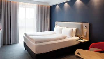 Een bureau, een laptopwerkplek, verduisterende gordijnen