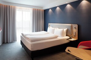 Desk, laptop workspace, blackout curtains, soundproofing - Holiday Inn Express Saarbrucken by IHG (Saarbrücken)