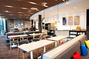 朝食 (コンチネンタル ブレックファスト)、毎日提供 (無料)