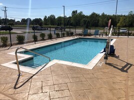 Una piscina al aire libre de temporada