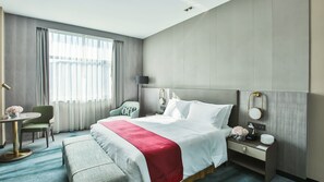 Family Suite, 2 Bedrooms (Dining) | Minibar, in-room safe, desk, soundproofing - Holiday Inn Xining Hot-Spring by IHG (Xining)