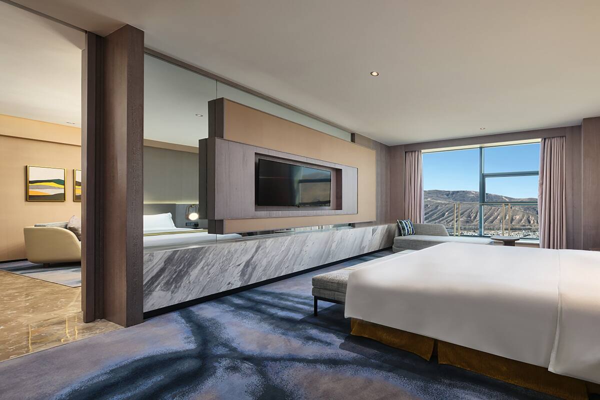 Suite, 1 Schlafzimmer | Minibar, Zimmersafe, Schreibtisch, schallisolierte Zimmer