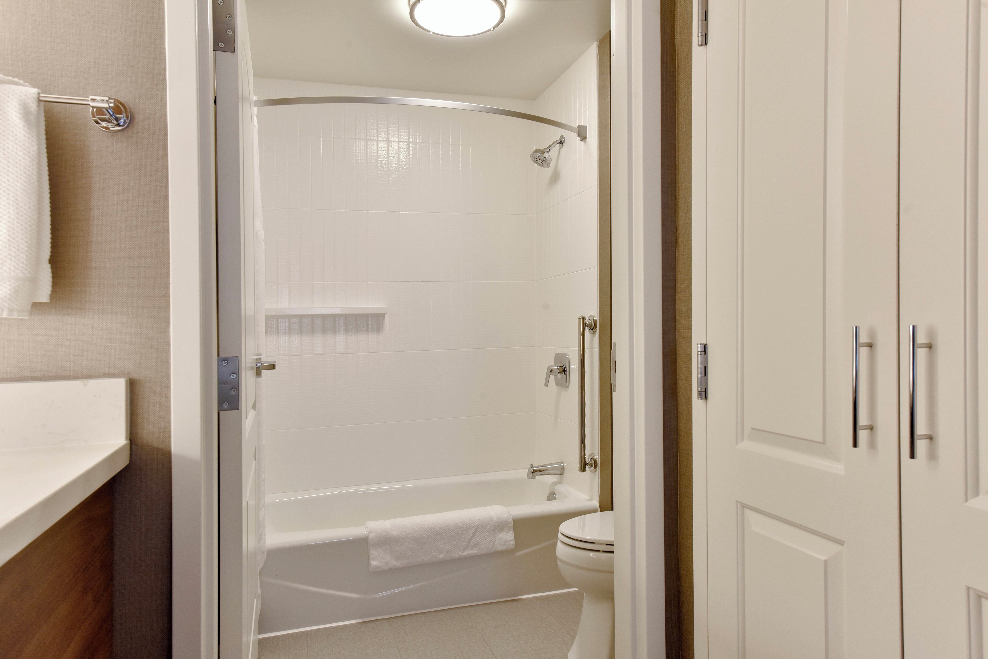 Une salle de bain équipée d’une baignoire, de toilettes et d’un espace douche.