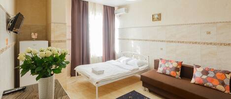 Standard Quadruple Room | Desk, iron/ironing board, free WiFi, bed sheets