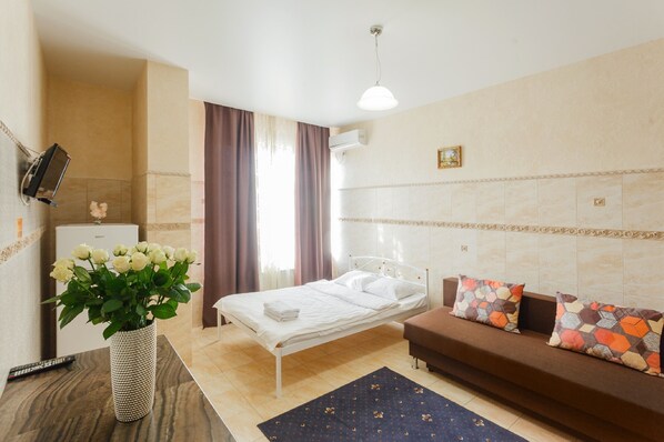 Standard Quadruple Room | Desk, iron/ironing board, free WiFi, bed sheets - Pechersk House (Kyiv)