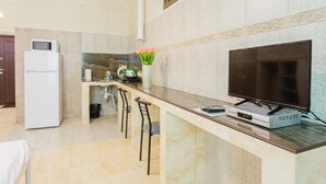 Cafetera/tetera, refrigerador con freezer, microondas, placa de cocina
