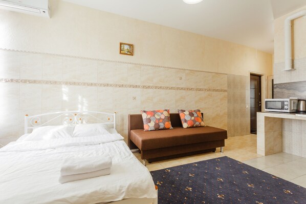 Escritorio, tabla de planchar con plancha, wifi gratis y ropa de cama 