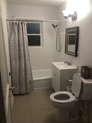 タオル、トイレットペーパー