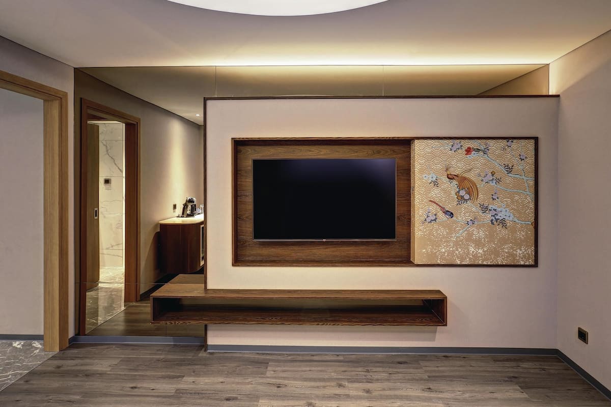 Executive Suite, 1 King Bed | Select Comfort beds, minibar, in-room safe, desk