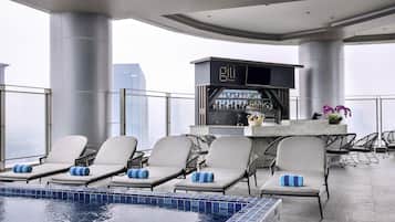 Kolam renang indoor, dengan kursi berjemur