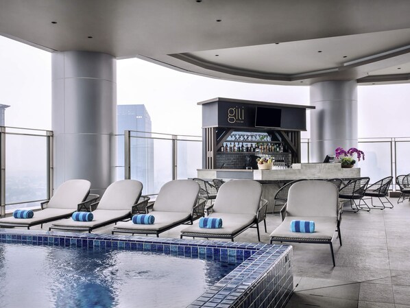 Piscine couverte, accès possible de 06 h 00 à 19 h 30, chaises longues 