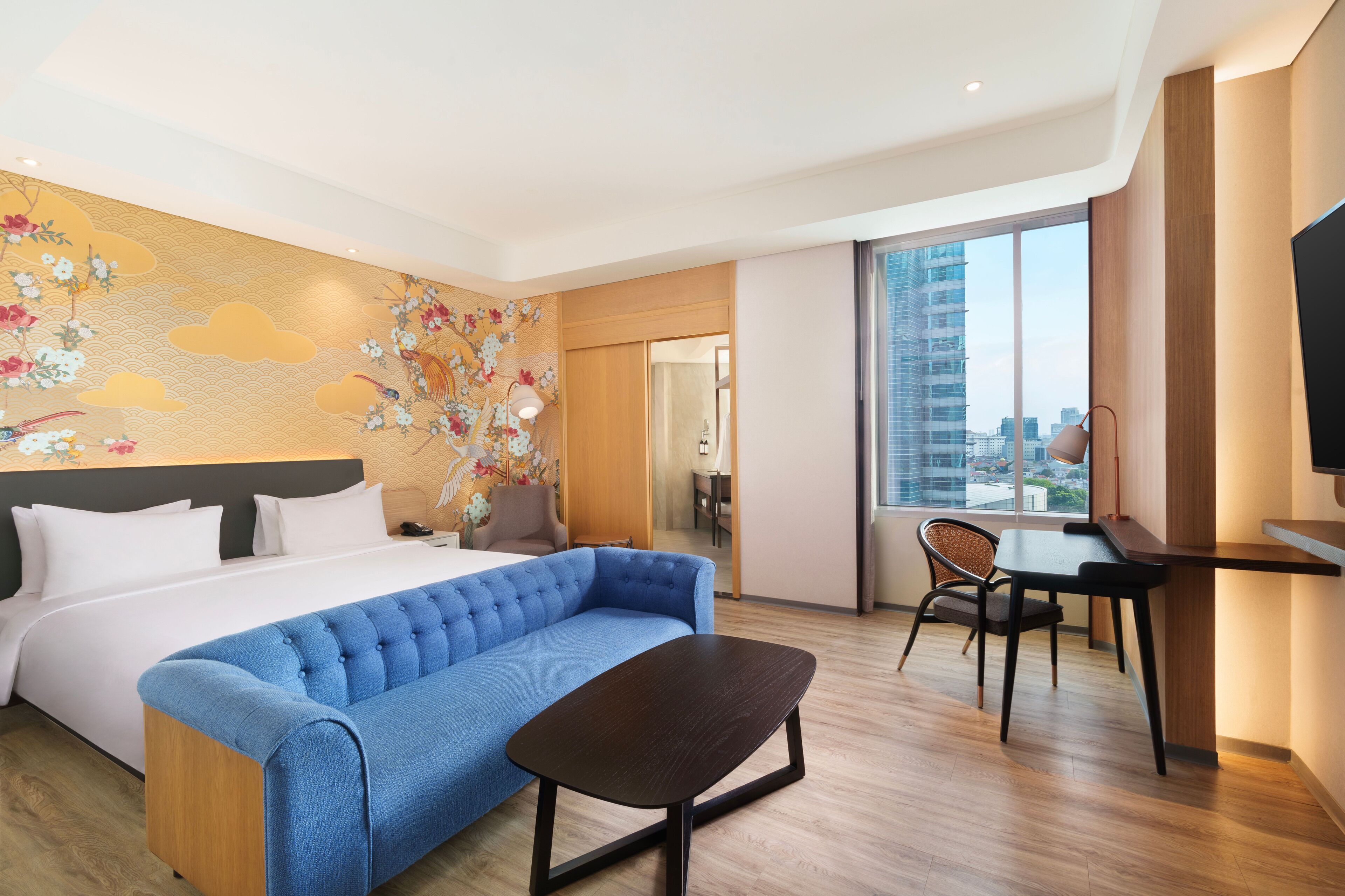 أسرّة سليكت كومفورت وميني بار وخزنة داخل الغرفة ومكتب