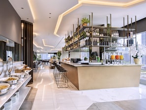 2 restaurants; breakfast, lunch and dinner served  - Mercure Jakarta Gatot Subroto (Jakarta)