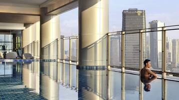 Piscine couverte, accès possible de 06 h 00 à 19 h 30, chaises longues