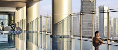 Innenpool, geöffnet von 06:00 Uhr bis 19:30 Uhr, Liegestühle