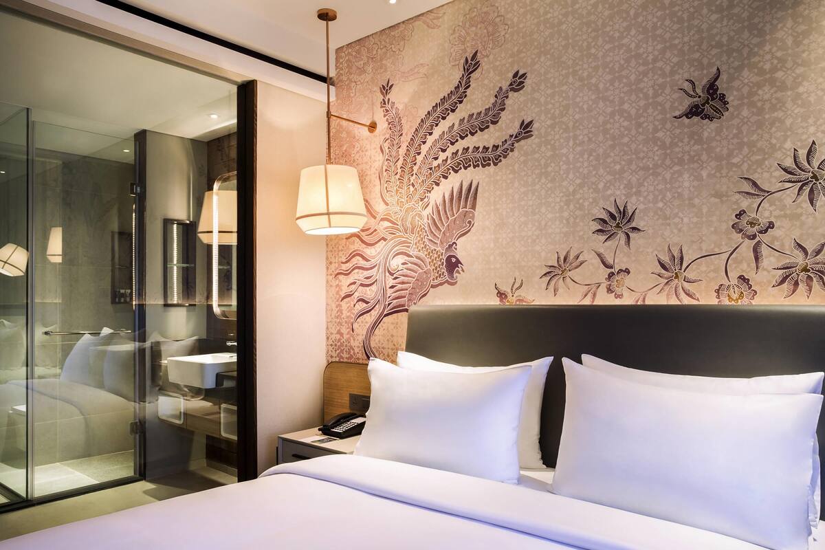Tempat tidur Select Comfort, minibar, brankas, dan meja kerja