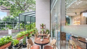 2 restoran; melayani sarapan, makan siang, dan makan malam