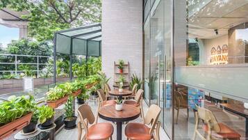 2 restaurants, breakfast served