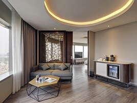 Suite Eksekutif, 1 Tempat Tidur King | Tempat tidur Select Comfort, minibar, brankas, dan meja kerja