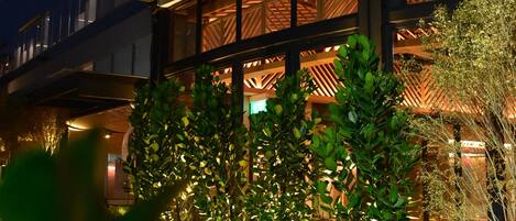 2 restaurants, breakfast served