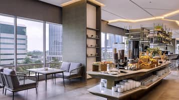 2 restaurants, breakfast served