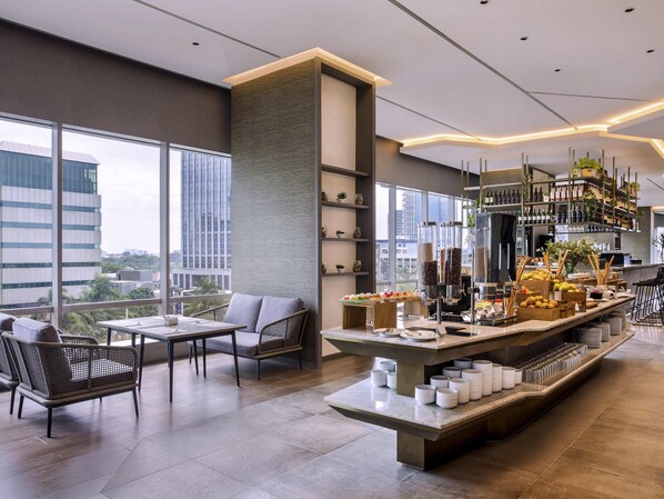 2 restaurants, breakfast served - Mercure Jakarta Gatot Subroto (Jakarta)