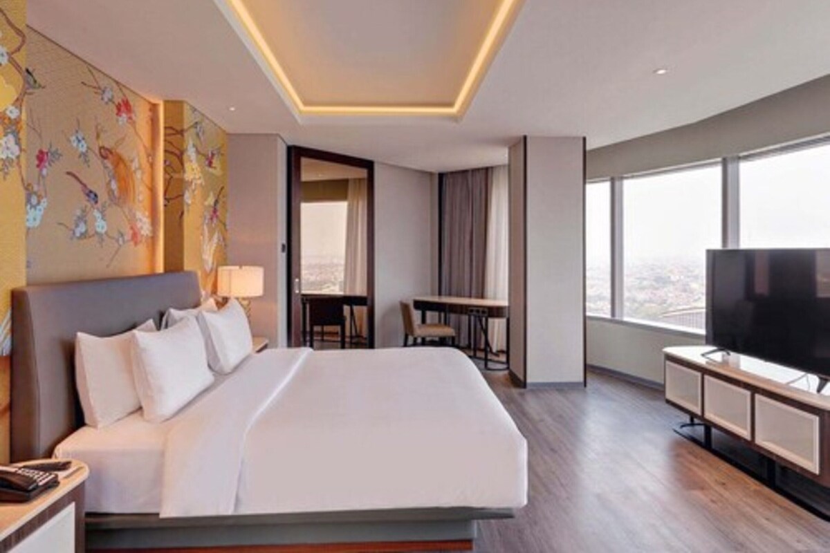 Tempat tidur Select Comfort, minibar, brankas, dan meja kerja