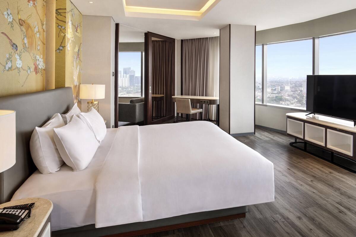 Suite ejecutiva, 1 cama King size | Camas Select Comfort, minibar y caja de seguridad en la habitación