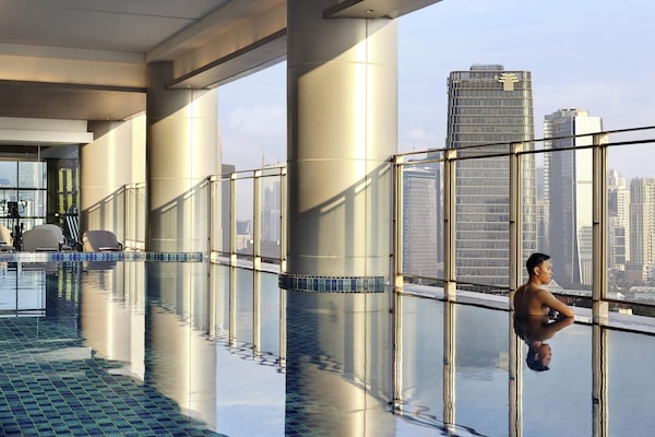 Una piscina techada, sillones reclinables de piscina