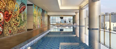 Kolam renang indoor, dengan kursi berjemur