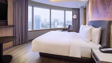 Executive Room, 1 Double Bed | Select Comfort beds, minibar, in-room safe, desk