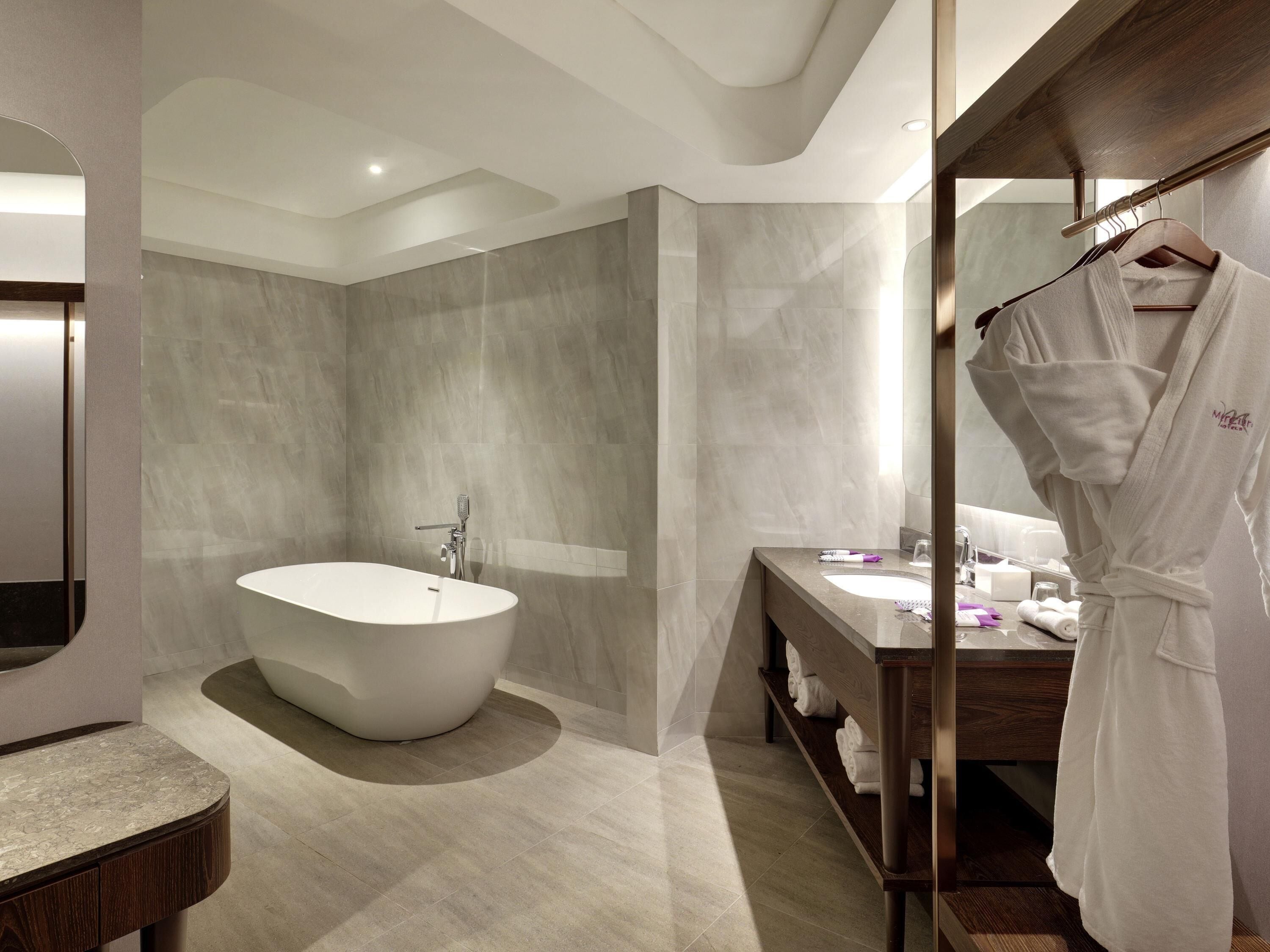 Suite Familiale, 1 très grand lit | Matelas Select Comfort, minibar, coffres-forts dans les chambres, bureau