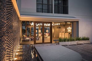 Fachada del alojamiento - Noche