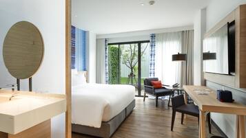 Deluxe kamer, 1 kingsize bed, terras (Pet-Friendly) | Luxe beddengoed, pillowtop-bedden, een minibar, een kluis op de kamer