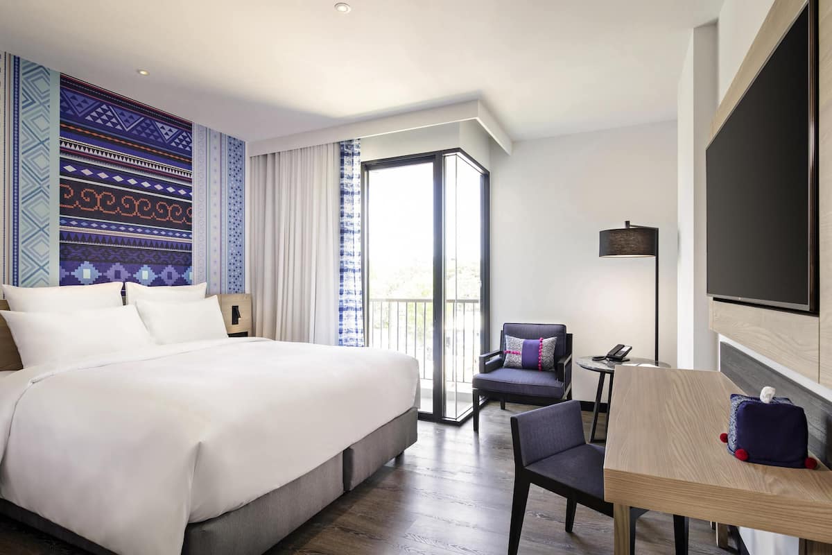 Superior Room, 1 King Bed, Balcony | 1 bedroom, premium bedding, pillowtop beds, minibar