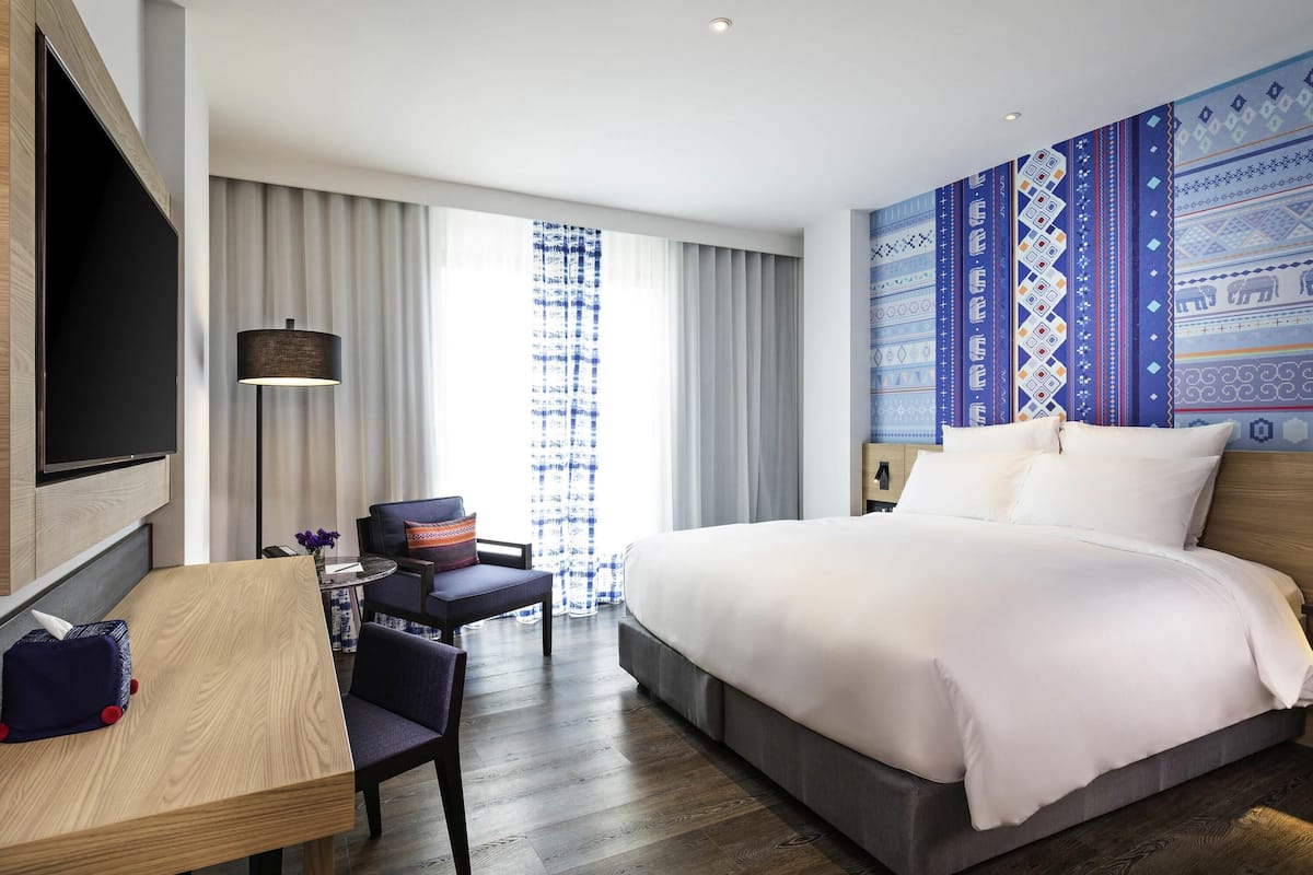 Standard Room, 1 King Bed | 1 bedroom, premium bedding, pillowtop beds, minibar