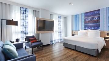 Executive Room, 1 King Bed | Premium bedding, pillowtop beds, minibar, in-room safe
