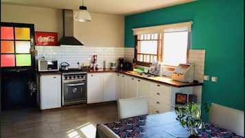 Hus - flere senge - bjergudsigt | Privat køkken | Køleskab, mikrobølgeovn, ovn, kogeplade