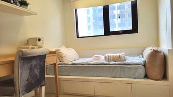 3 bedrooms, desk, iron/ironing board, travel cot