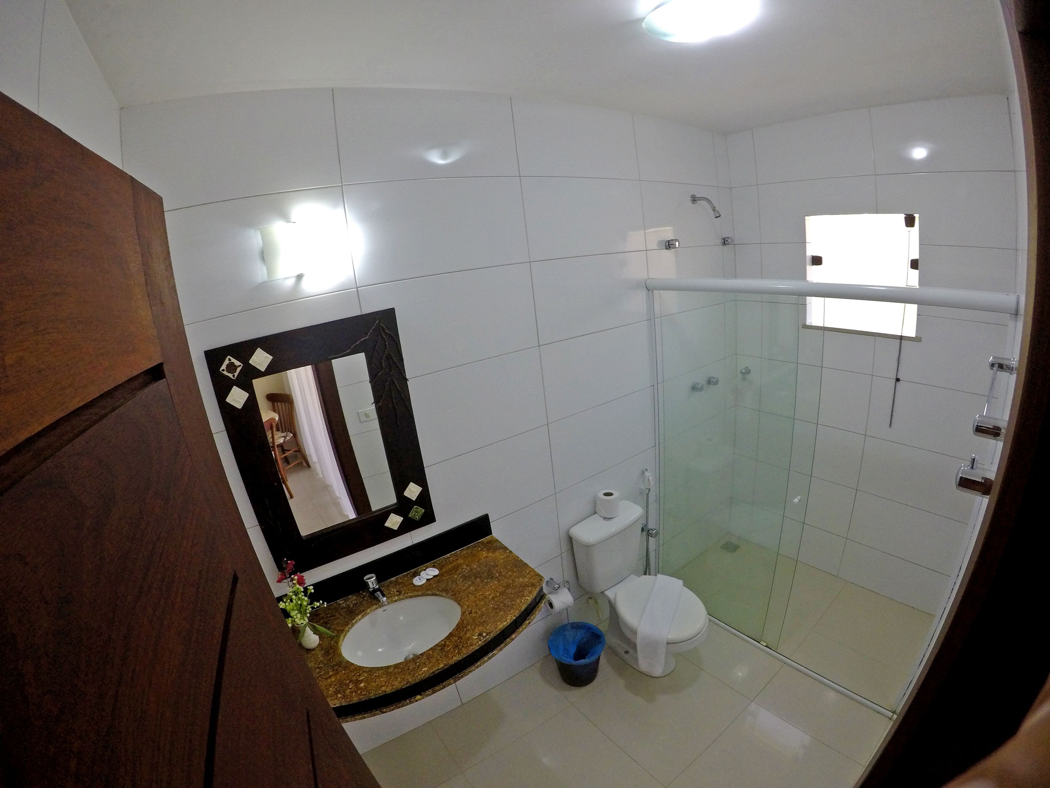 suite luxo | bathroom | shower, hair dryer, towels