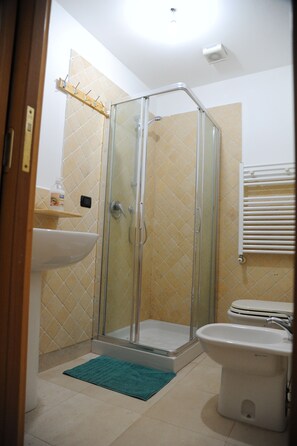 Vierbettzimmer | Badezimmer