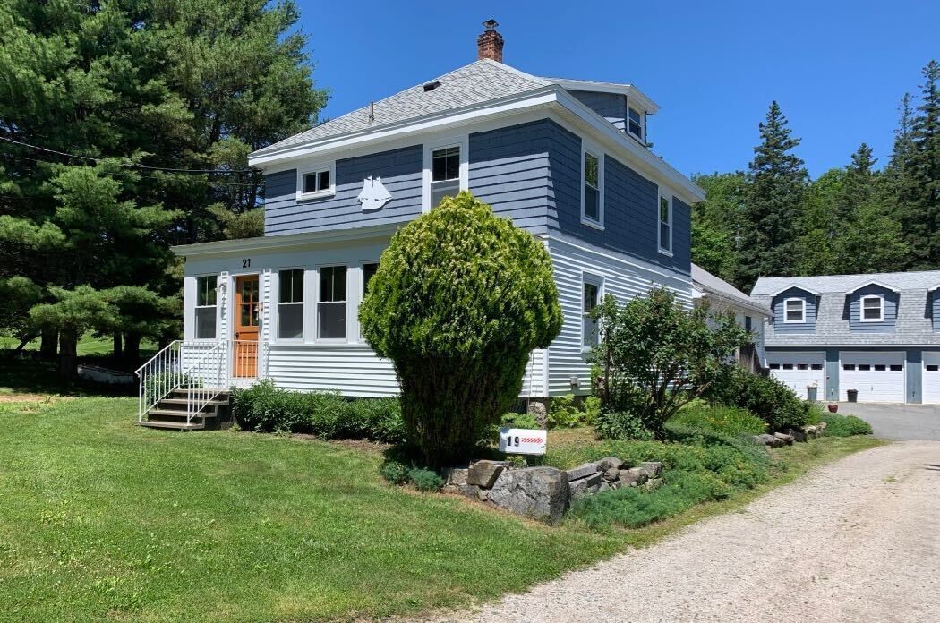 Spacious 5 Bedroom Sea Captain's House close to Acadia and the shore.