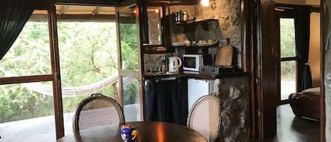 Chalet rustique panoramique, Plusieurs lits, vue sur la montagne | Repas dans la chambre