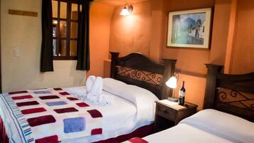 Kamar Double Comfort, 2 Tempat Tidur Double (#2) | Tirai kedap cahaya, kedap suara, setrika/meja setrika, dan Wi-Fi gratis