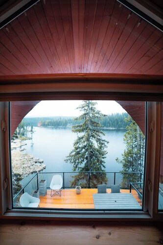 Everly's Hideout near Kelowna & Big White, Sleeps 4, Fire Table, Lakefront Deck