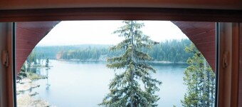 Everly's Hideout near Kelowna & Big White, Sleeps 4, Fire Table, Lakefront Deck