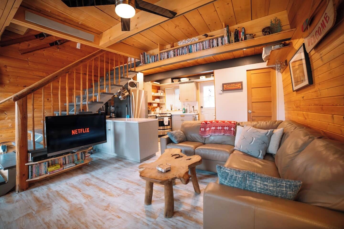 Télévision, cheminée, lecteur de DVD, espaces bureaux