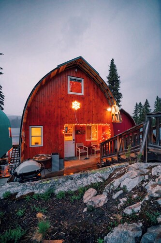Everly's Hideout near Kelowna & Big White, Sleeps 4, Fire Table, Lakefront Deck