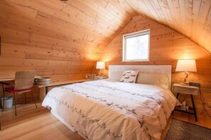 2 bedrooms, desk, iron/ironing board, travel cot