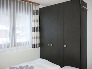 1 habitación, tabla de planchar con plancha, wifi gratis y ropa de cama 